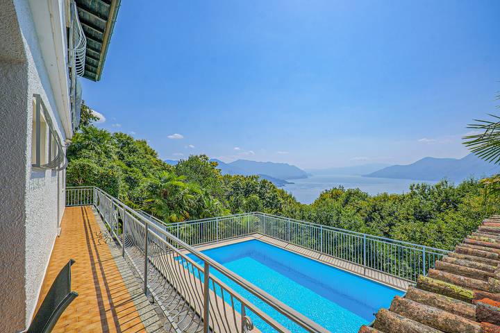 Ferienwohnung für 5 Personen, mit Balkon und Garten sowie Pool und Seeblick