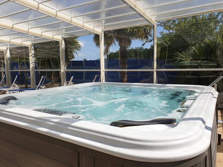 Location de vacances pour 8 personnes, avec piscine ainsi que jardin et terrasse, animaux acceptés à Meursac