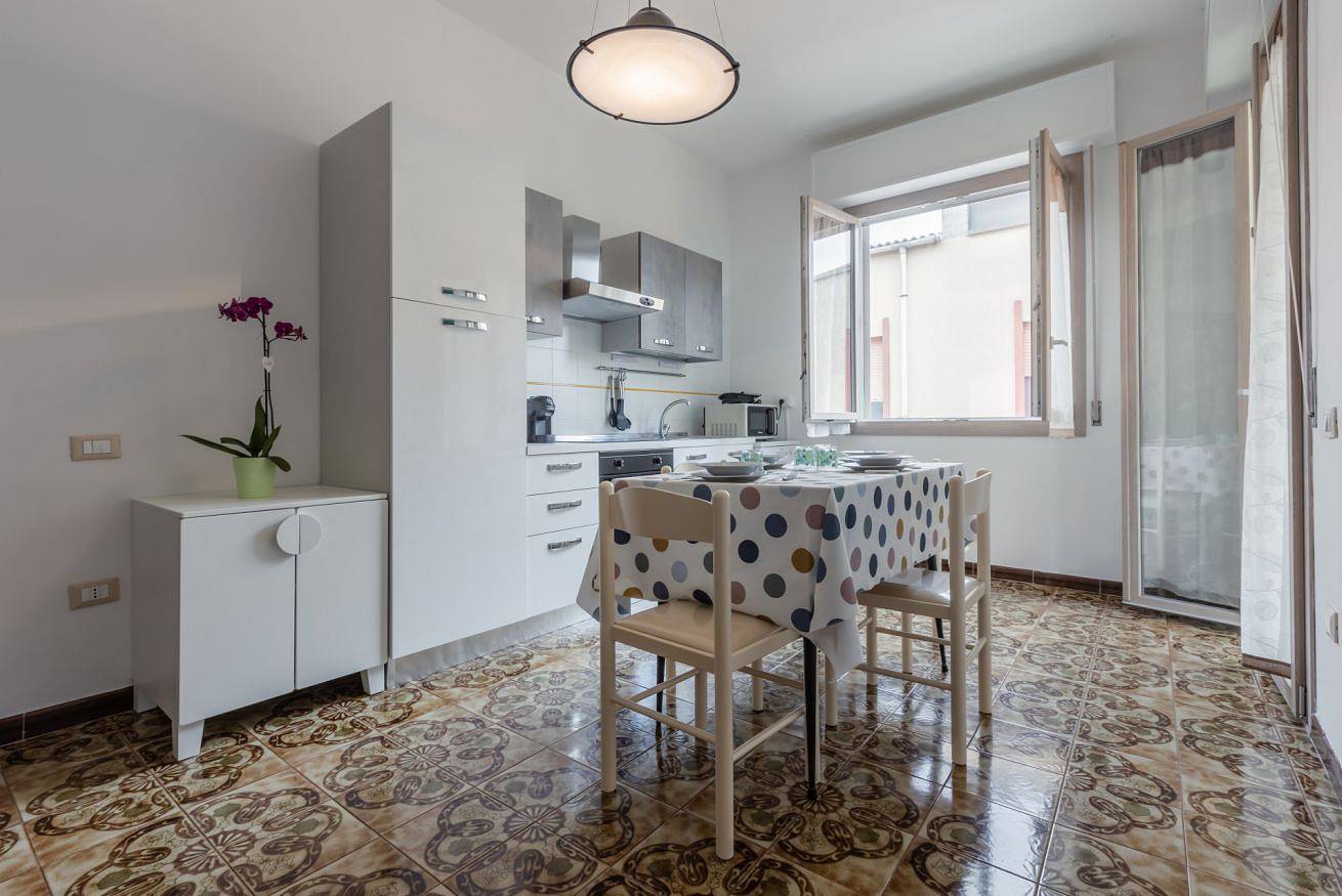 Entire apartment, Cagliari Comfy Apartment with Terrace & Netflix! in Quartu Sant'Elena, Campidano