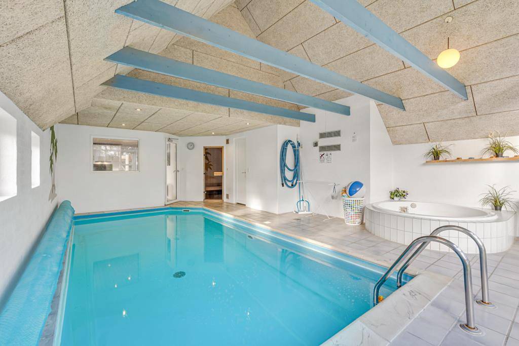 Klassisches Poolhaus mit Sauna und Whirlpool für 10 Personen in Nørre Nebel, Varde