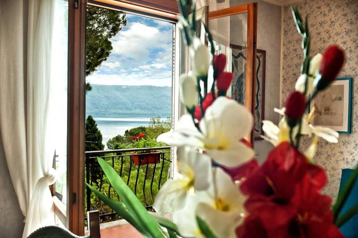 Villa per 5 persone, con Balcone e Terrazza nonché Giardino e Vista lago ai Castelli Romani