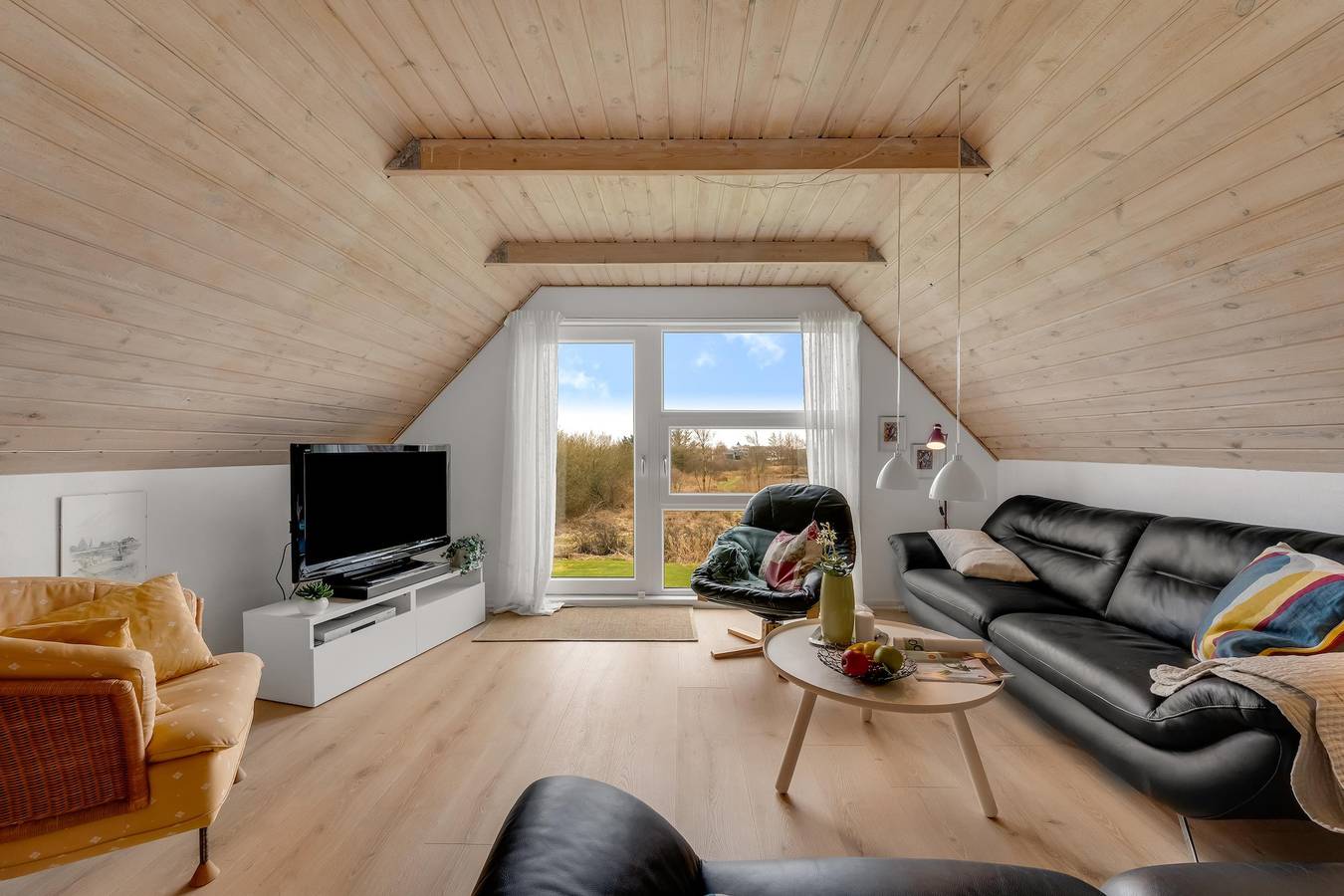 Lovely holiday home with a view of the fishing lake and the fjord. in Stauning, Ringkøbing fjord