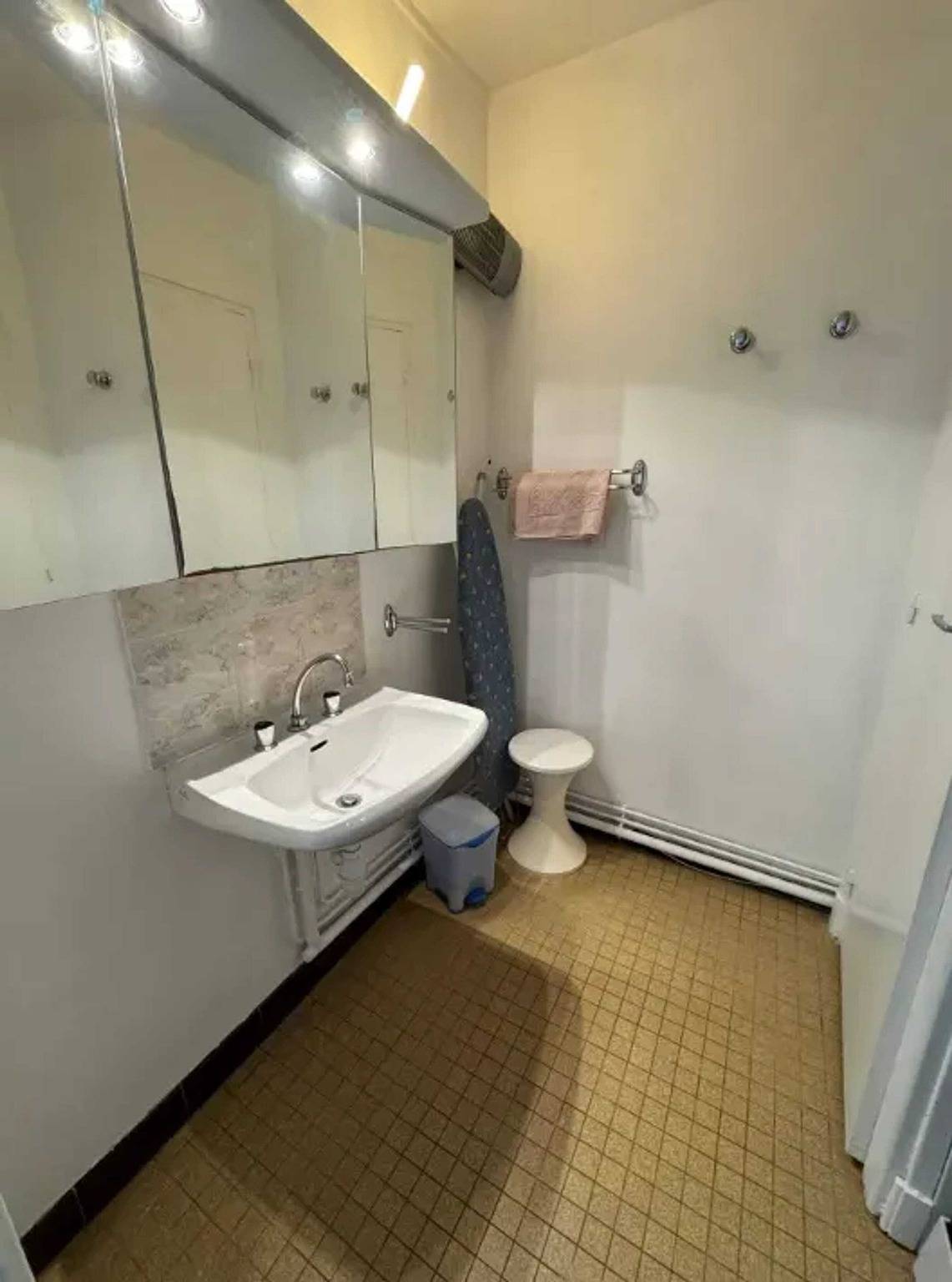 Estudio entero, Estudio encantador en Néris-les-Bains de 20 m² in Néris-les-Bains, Región de Montluçon