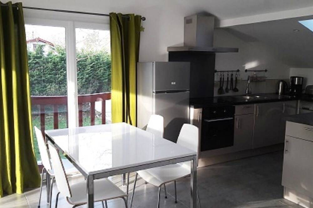Apartamento entero, Apartamento en un entorno auténtico con terraza privada y vista a la montaña in Ascain, Region de Bayona