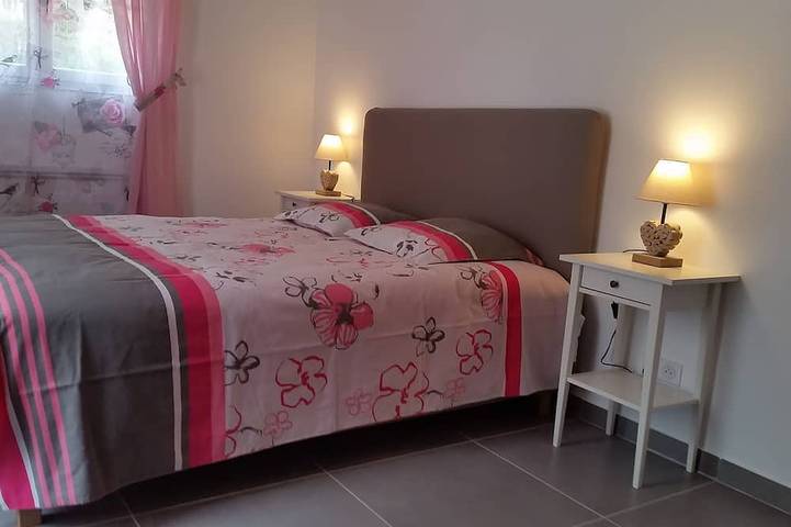 Location de vacances pour 6 personnes, avec jardin et terrasse à Jouques - 4