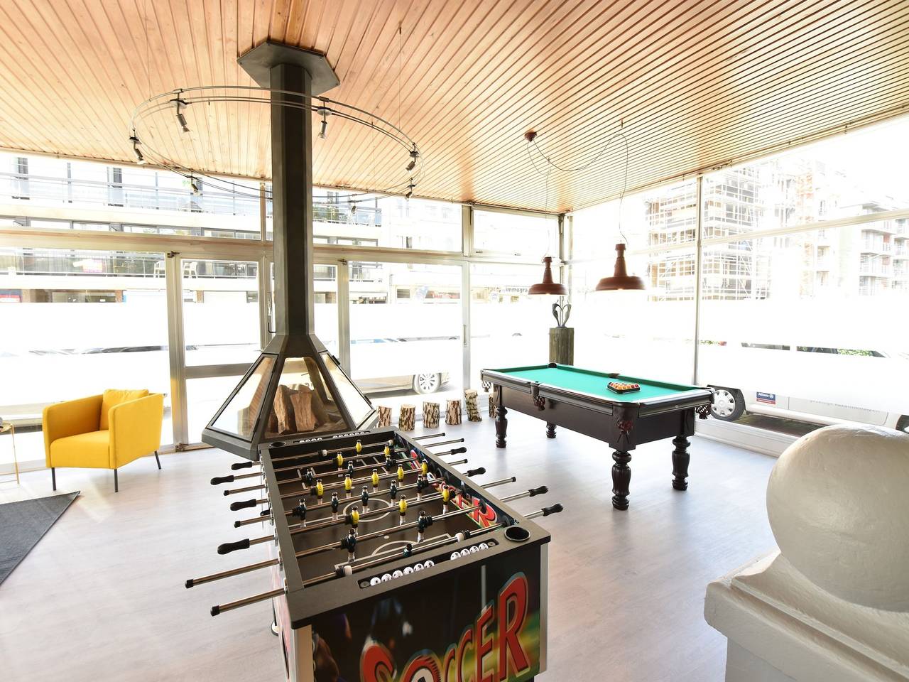 Former hotel in the centre and at 50 metres from the beach in Panne in De Panne, Costa de Bélgica