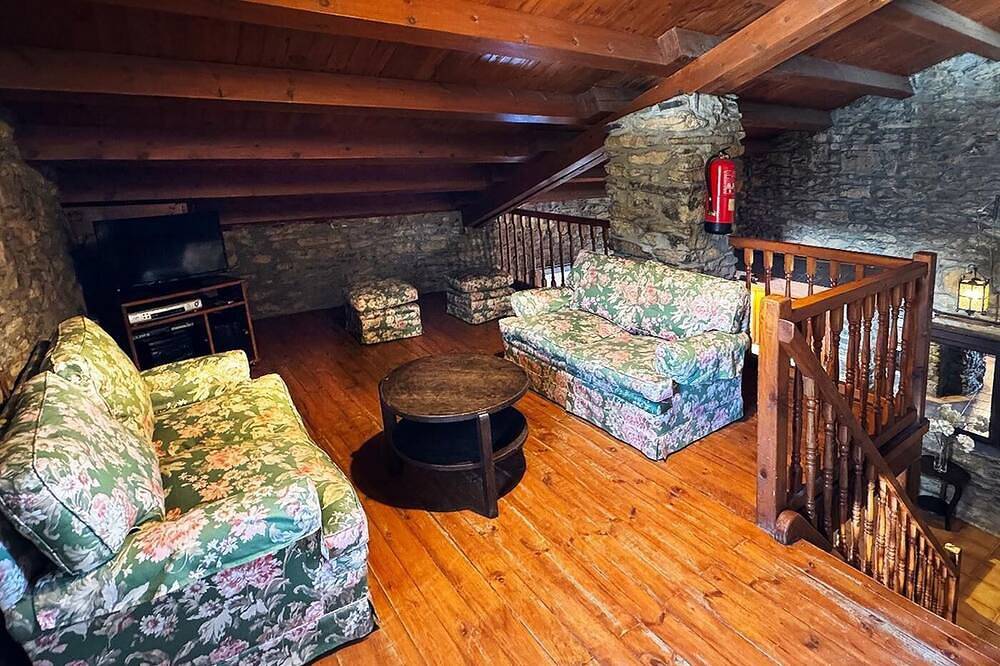Beautiful house with pool in the Pyrenees. Wi-Fi in Coll de Nargó, Spanish Pyrenees