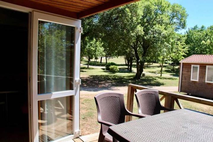 Camping pour 4 personnes, avec piscine ainsi que jacuzzi et terrasse