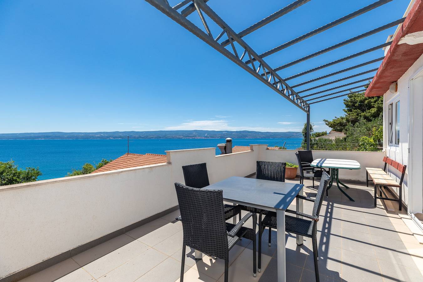 Ganze Wohnung, 2-Zimmer-Ferienwohnung mit Terrasse und Meerblick Duce, Omis A-2758-b in Dugi Rat, Omis-Riviera