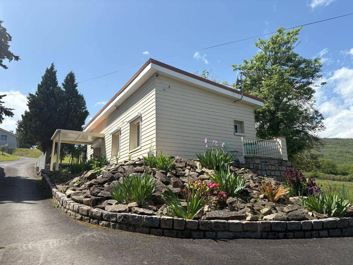 Two-Bedroom House in La Roche-Blanche, Région de Clermont-Ferrand