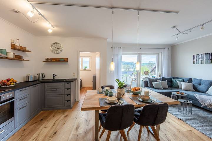 Ferienwohnung für 4 Personen, mit Balkon und Seeblick sowie Ausblick in Untersee - 2
