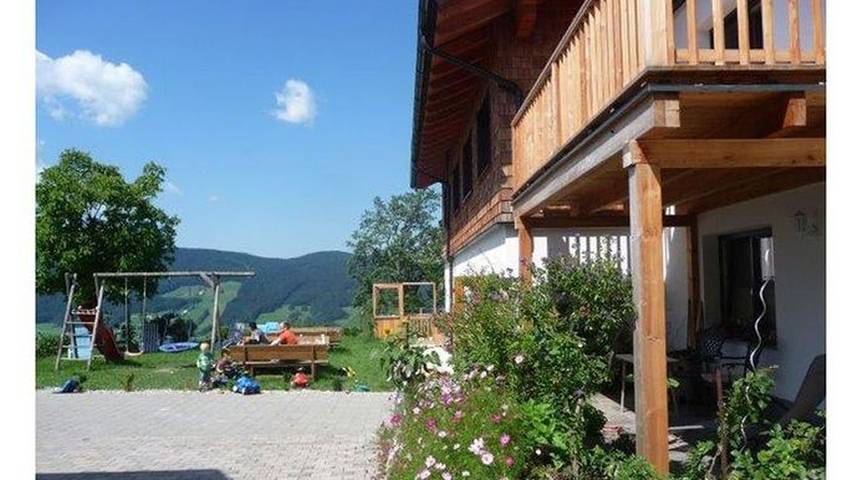 Ferienwohnung für 4 Personen, mit Garten und Seeblick sowie Terrasse, mit Haustier in Irrsee