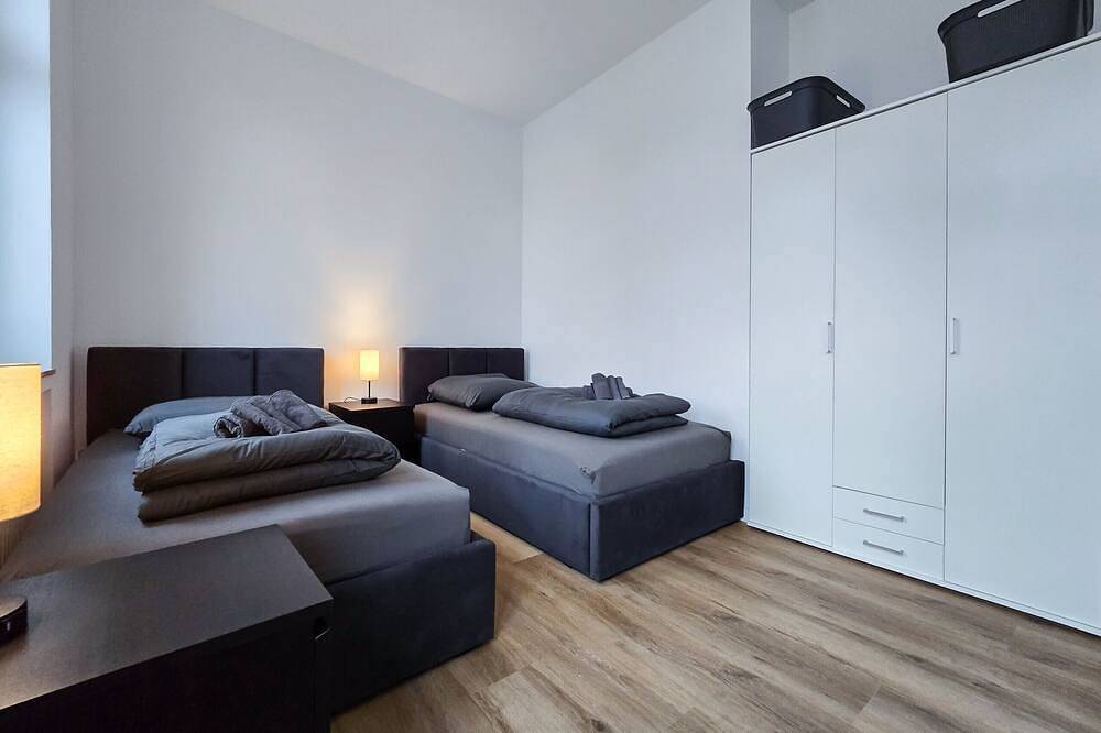 Entire apartment, Alpha Apartments: Comfy & Modern | 2Br, 4 Beds in Krefeld, Lower Rhine