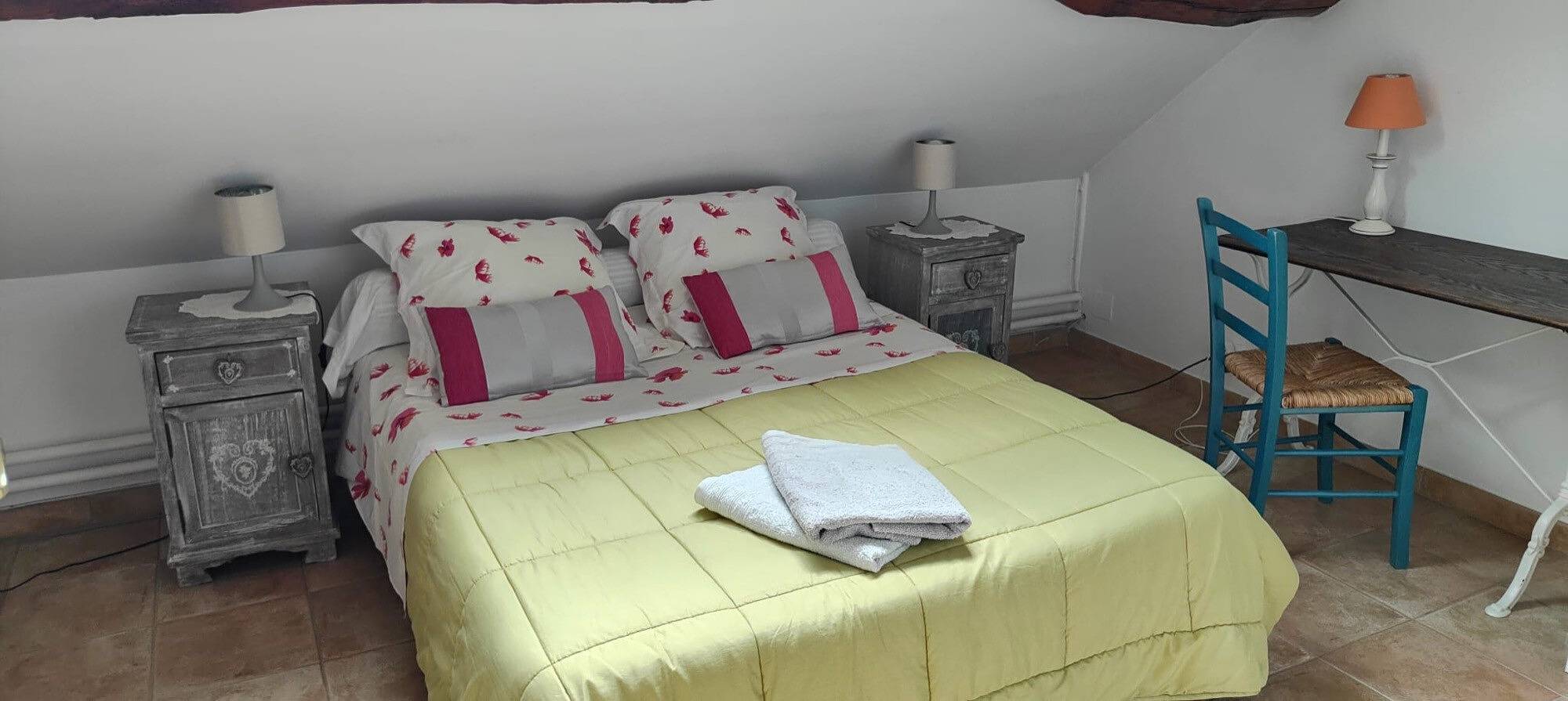 Gästezimmer „Chambre Orange“ mit gemeinsamer Terrasse, Garten und Wlan in Sermaise (Île de France), Essonne