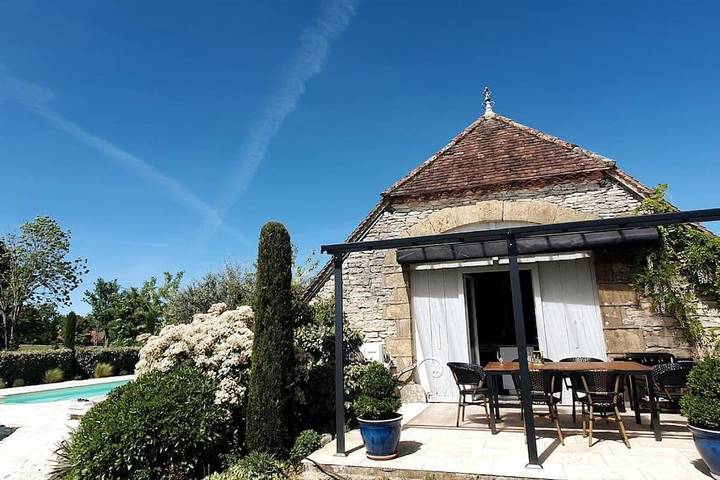 Location de vacances pour 4 personnes, avec piscine et jardin, animaux acceptés à Montvalent