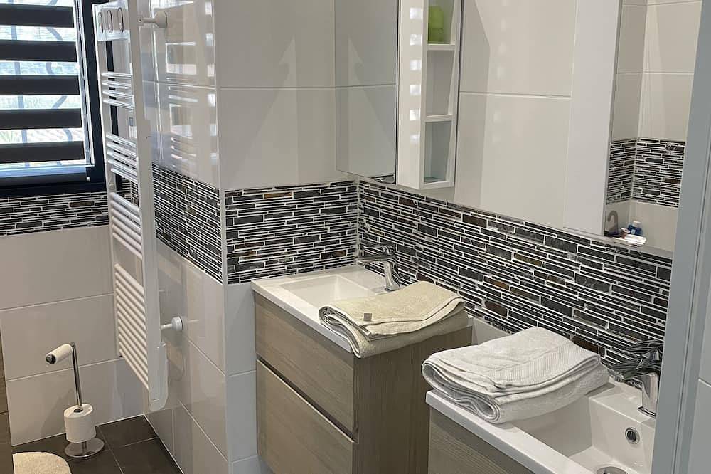 Renovated family home with secure swimming pool in Grasse, Cannes region