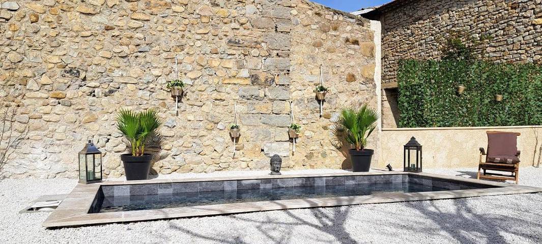 Location de vacances pour 4 personnes, avec Terrasse ainsi que Jardin et Piscine à Sainte-Jalle