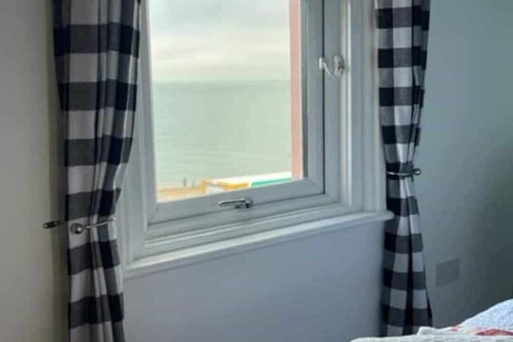 Entire apartment, \"The Parlour\" Seafront Apartment in Eastbourne, East Sussex
