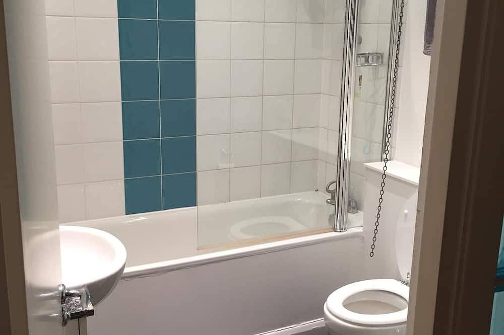 Entire apartment, Charming Notting Hill 2Br with magical garden - perfect for 2 couples or family in Kensington and Chelsea, London