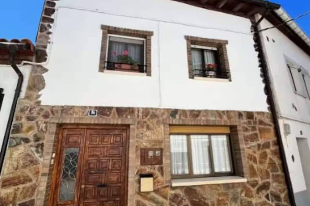 House in a rural environment, golf, wine, mountain and relaxation. in Cirueña, La Rioja Provinz