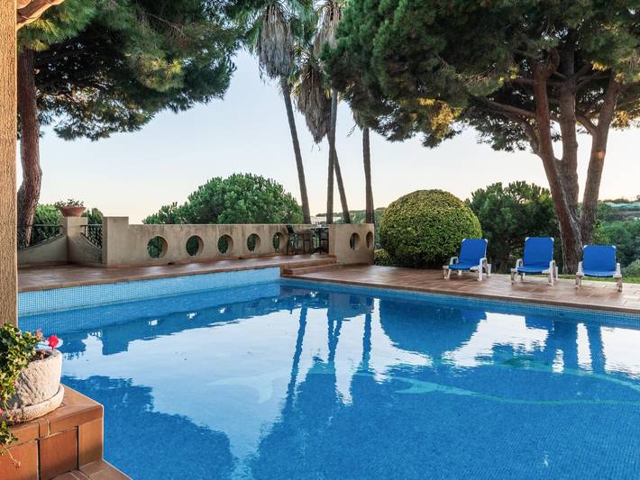Location de vacances pour 16 personnes, avec piscine ainsi que terrasse et jardin à Arenys de Mar - 2