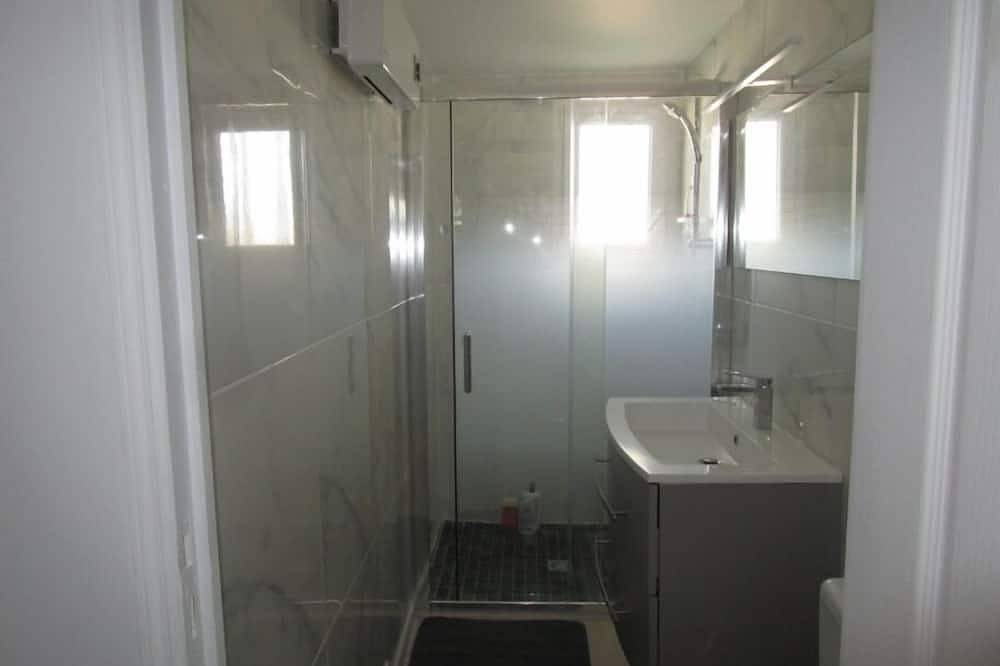 Entire apartment, Rez-de-villa Bellevue T3, 56 m², 3 km de Cassis in Carnoux-en-Provence, Marseille region