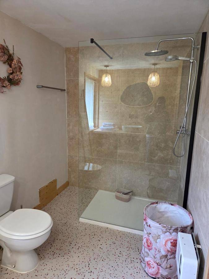 Location de vacances pour 2 personnes, avec Terrasse et Jardin ainsi que Piscine et Vue à La Chapelle-Geneste - 3