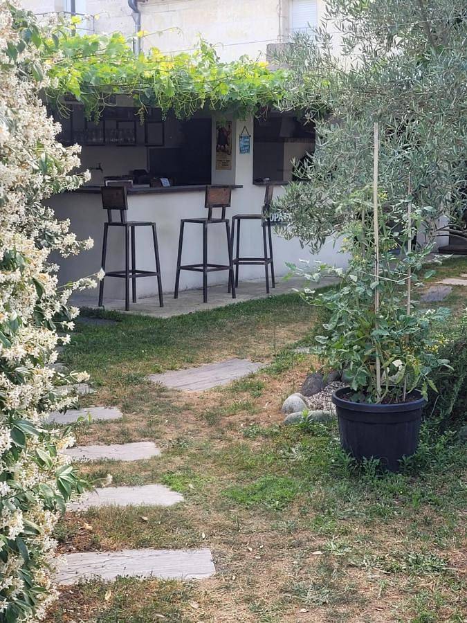 Location de vacances pour 2 personnes, avec piscine ainsi que terrasse et jardin à Fronsac - 4