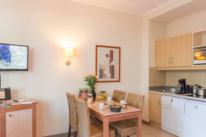 Studio für 2 Personen, mit Balkon und Pool in Grospierres