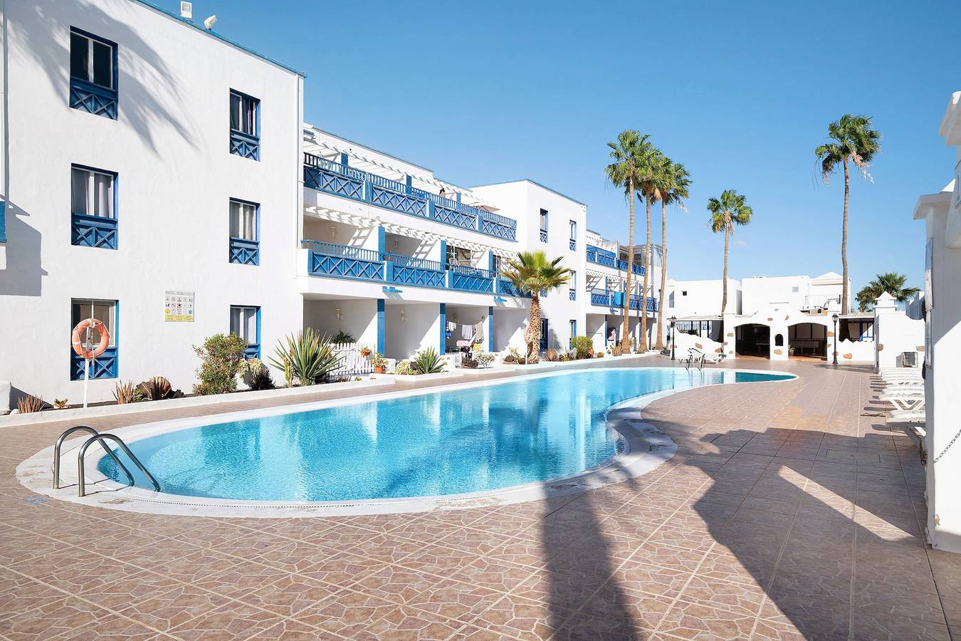 Apartamento entero, Apartamento vacacional "Casa Gloria" con piscina compartida, terraza privada y Wi-Fi in Puerto del Carmen, Tías