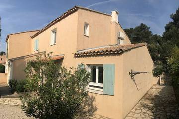 Location de vacances pour 10 personnes, avec jardin et terrasse à Bouc-Bel-Air