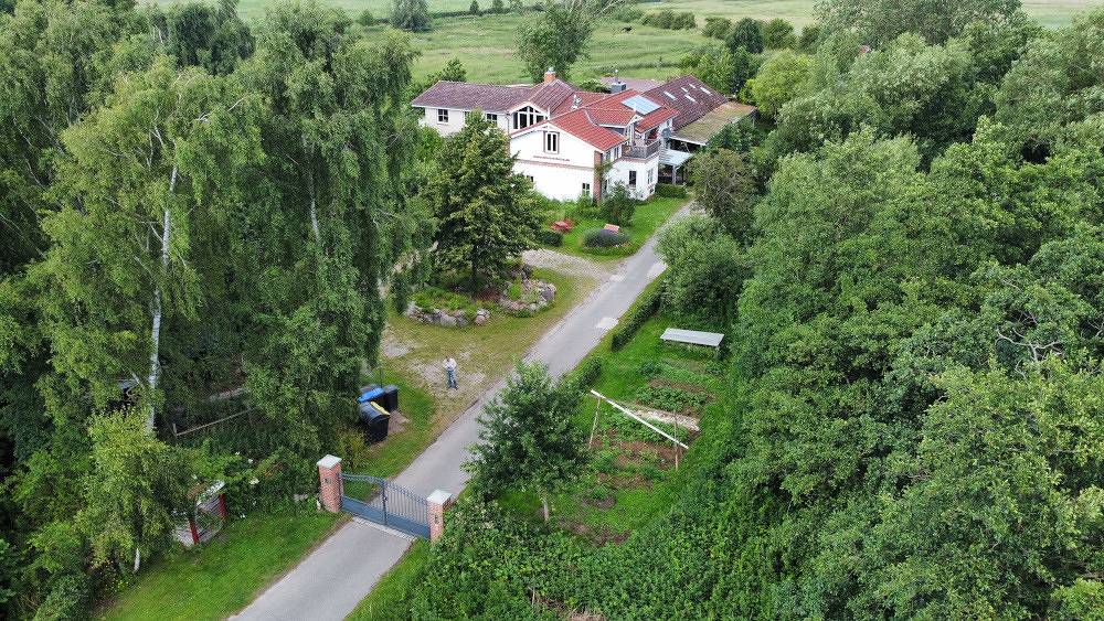Ganze Ferienwohnung, Erdgeschoss, überdachte Terrasse, Familienbett, Holzfußboden in Grube, Ostholstein
