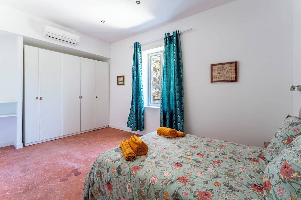 Entire apartment, Chateau de Couvent Apartment for 2 people next to the golf course in Miramas, Istres region