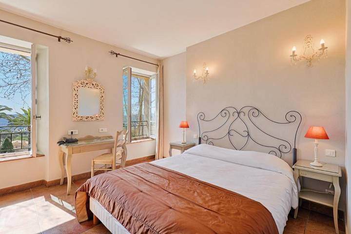 Hôtel pour 2 personnes, avec Terrasse et Jardin ainsi que Piscine et Vue dans Office De Tourisme De Bormes Les Mimosas - Le Port - 3