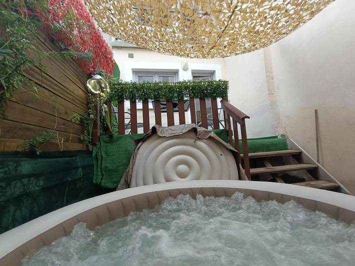 Gîte pour 4 personnes, avec Balcon et Jacuzzi ainsi que Terrasse et Vue dans Office De Tourisme Pays D Issoire Val D Allier