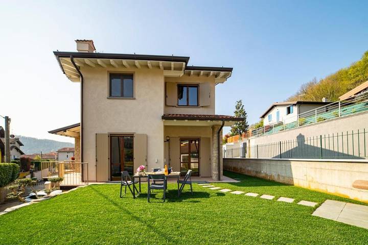 Villa für 8 Personen, mit Garten und Ausblick in Franciacorta