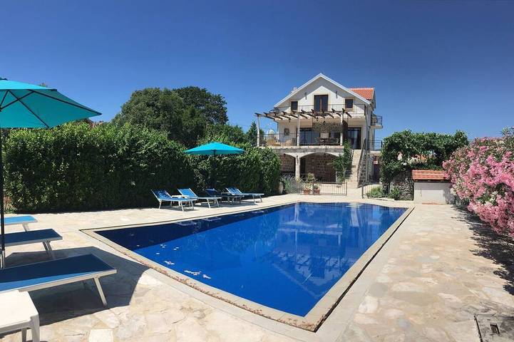 Villa für 8 Personen, mit Balkon und Garten in Montenegro