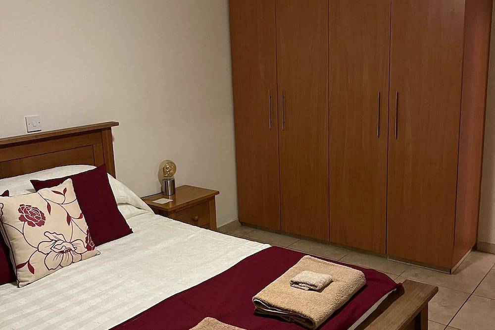 Apartamento entero, 2 Bedroom Ground Floor Apartment Close to Shops, Restaurants, Old Town and beach in Pafos, Chipre Sur