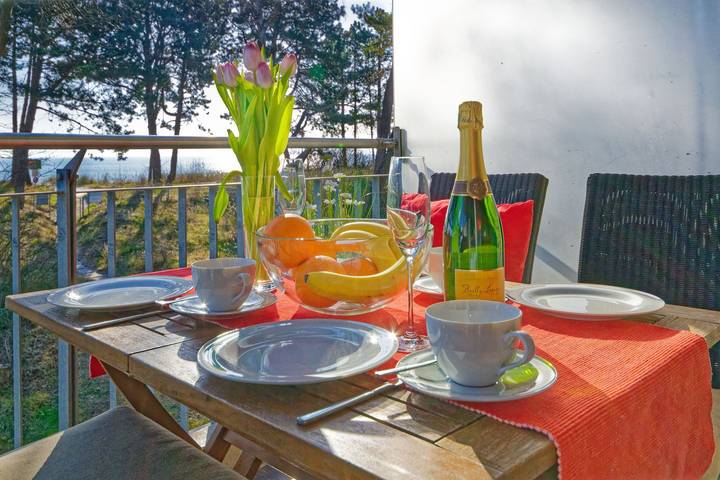 Ganze Wohnung, Gemütliche Ferienwohnung mit Balkon und Meerblick, direkt am Strand in Strandkörbe, Breege
