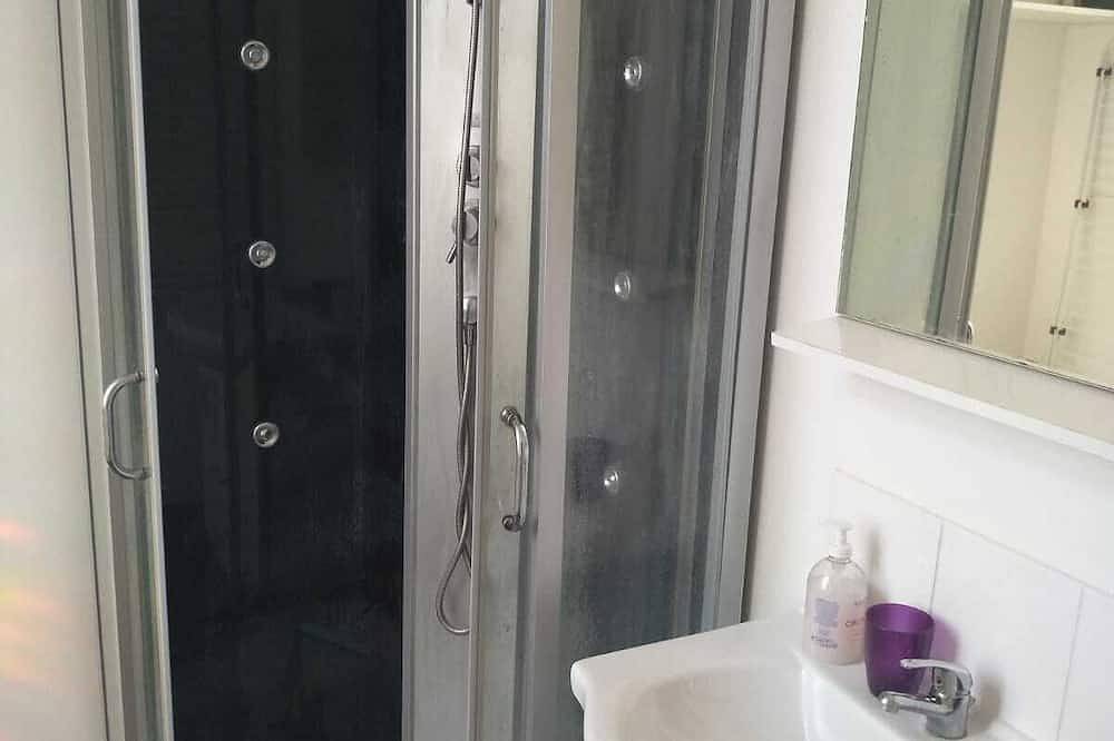 Entire apartment, Charming F2 bright 45m2 near sea & city center & train station in Calais, Calais region