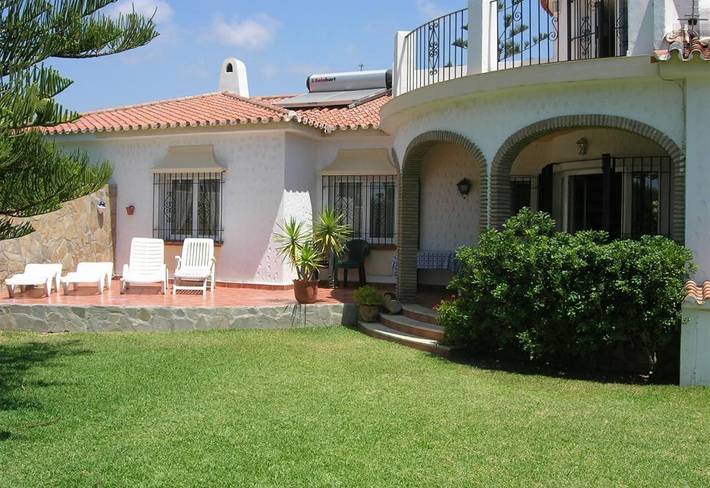 Beach Front Villa for 10 people with Sea View, Pool, Wi-Fi, A/C, Balcony, Terrace & Garden in Torrox Costa, Torrox