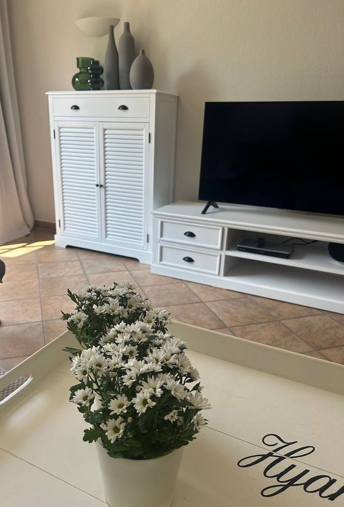 Ganze Wohnung, Geschmackvoll eingerichtete Ferienwohnung mit Hauscharakter über 4 Ebenen. Insgesamt 105 qm, 2 Schlafzimmer, 2 Bäder, Küche, Wohnzimmer, Terrasse, Gartenanteil. Geeignet für 4 Erwachsene und 1 Kind. in Welt, Eiderstedt