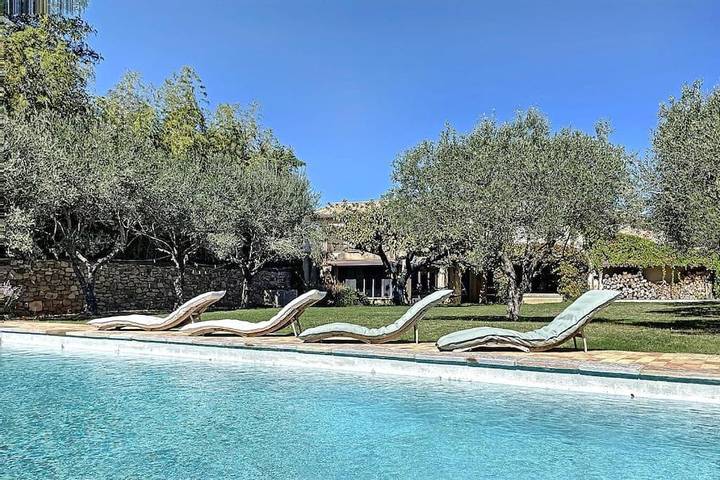 Location de vacances pour 9 personnes, avec piscine ainsi que vue et jardin à Flaux