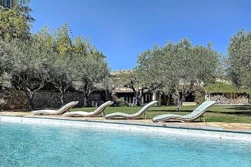 Location de vacances pour 9 personnes, avec piscine ainsi que jardin et vue à Flaux