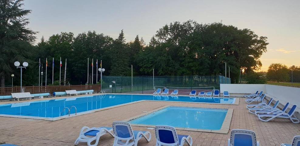 Location de vacances pour 10 personnes, avec bassin pour enfant et jardin ainsi que terrasse et piscine, animaux acceptés à Sainte-Nathalène - 3