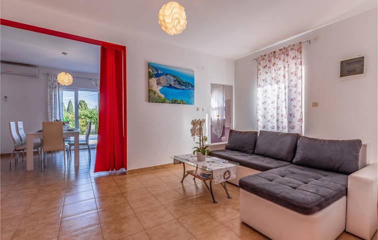 Geräumige 2-Zimmer-Wohnung mit Pool, WLAN und Parkplatz in der Nähe des Stadtzentrums von Sisan in Sisan, Südküste Istrien