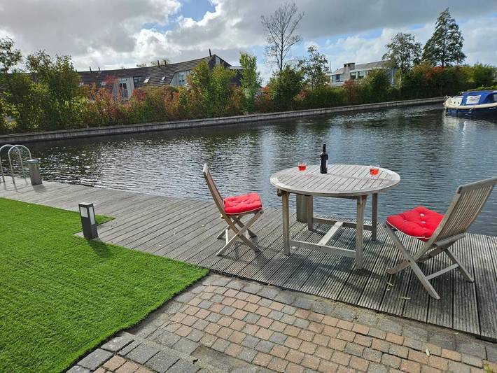 Ferienhaus für 4 Personen, mit Terrasse und Garten sowie Seeblick und Ausblick in Lemmer