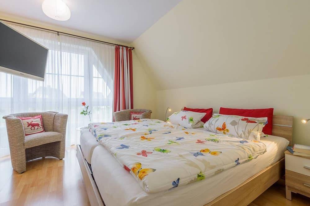 Reetgedecktes Ferienhaus Rotmilan mit Sauna und Kamin in ruhiger Lage auf Rügen in Vieregge, Neuenkirchen (Rügen)
