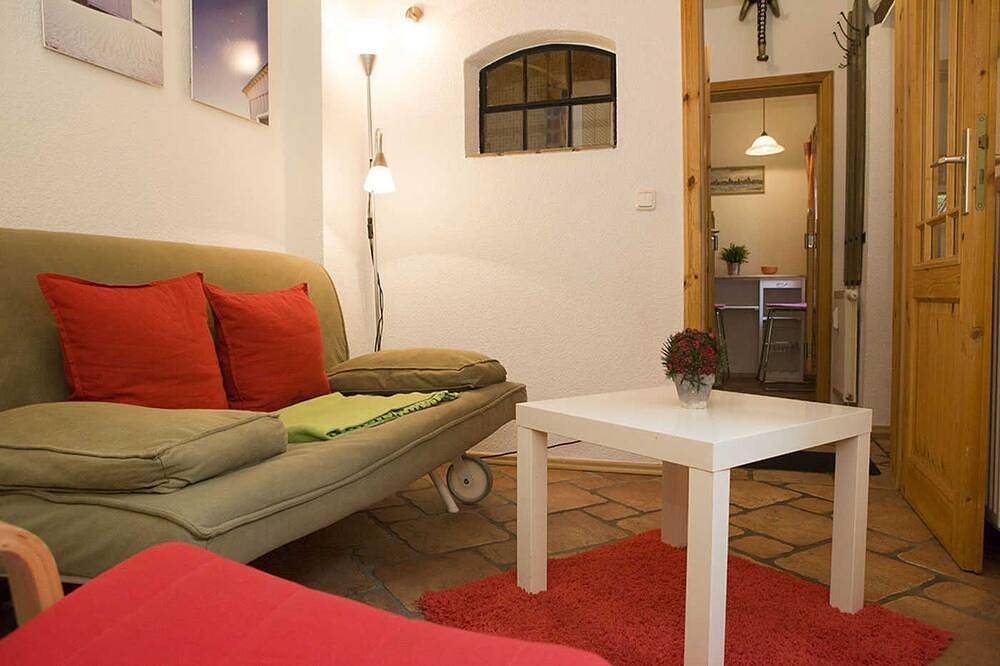 Ganze Wohnung, Kleinstes Ferienhaus Stralsunds mit Hochbett und Gartenblick - Gohr- in Ozeaneum Stralsund, Stralsund