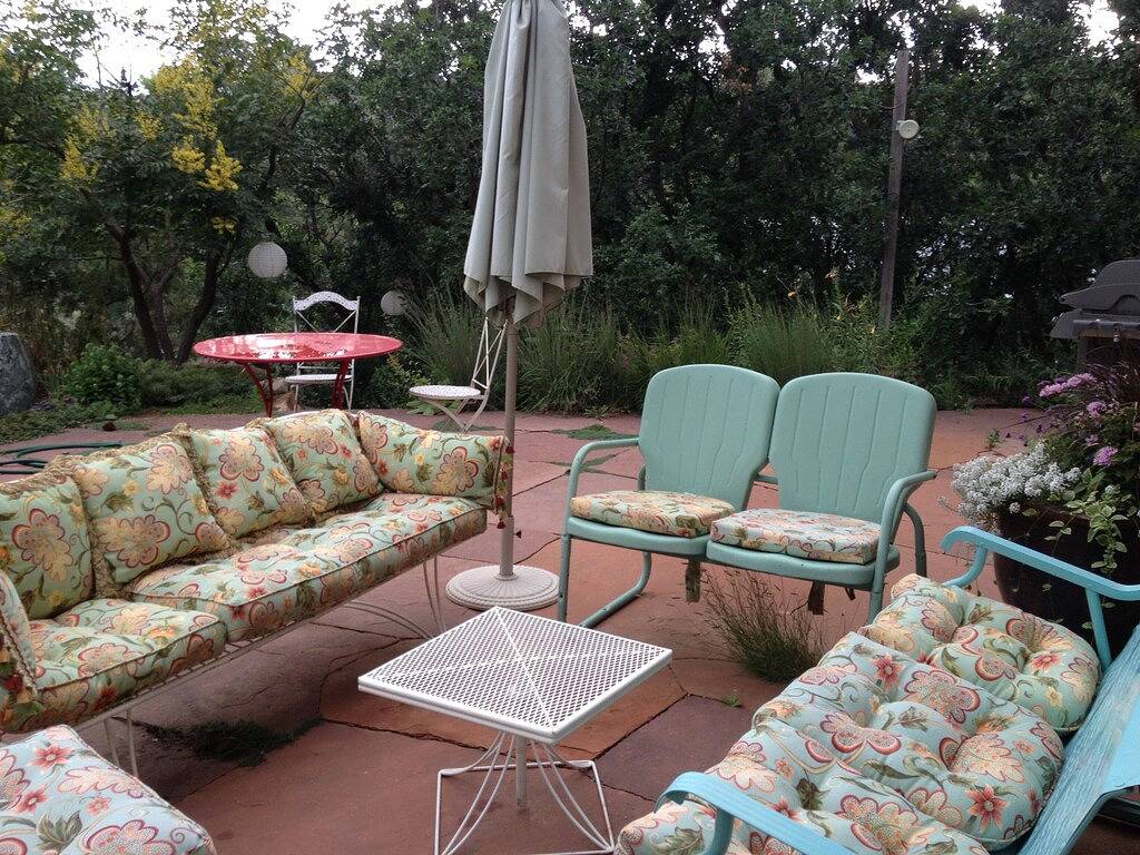 Unübertroffene Nachthimmel und frische Bergluft in einem traditionellen Dorf in Cañada de los Alamos, Santa Fe County